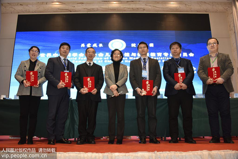 世中联儿保专委会会长戴淑凤教授为长期以来为儿童保健专委会事业做出贡献的专家颁发荣誉证书。