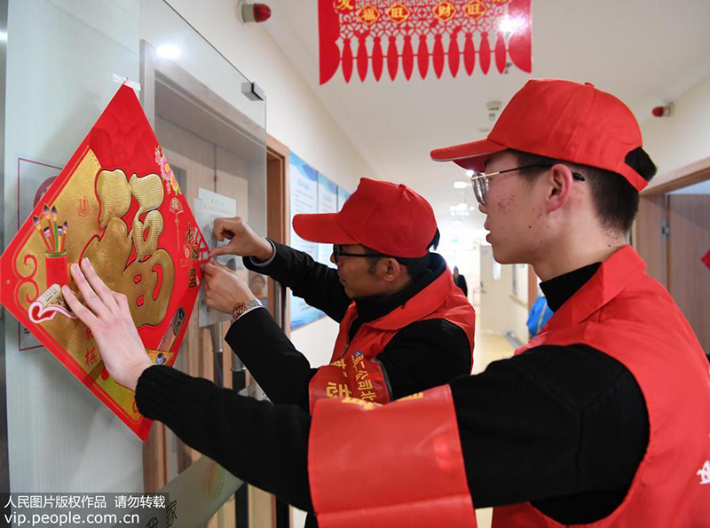 “水滴”志愿服务队志愿者们看望慰问失能老人。