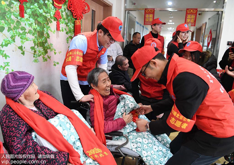 “水滴”志愿服务队志愿者们看望慰问失能老人。