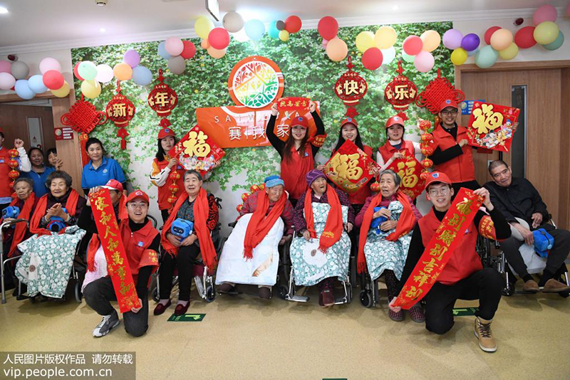 “水滴”志愿服务队志愿者们看望慰问失能老人。