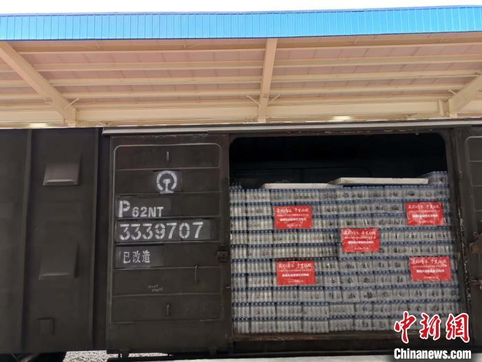 图为4月2日，西藏自治区向湖北省恩施州、荆州市等地捐赠了总价值478.87万元人民币的矿泉水18.33万箱。　张伟 摄